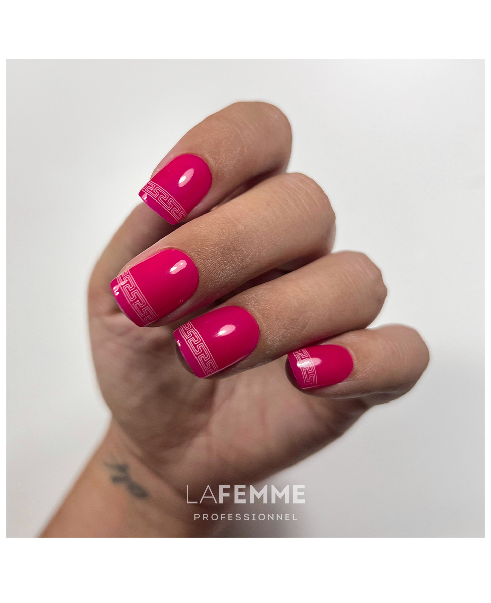 unghie fucsia con decorazioni grecia