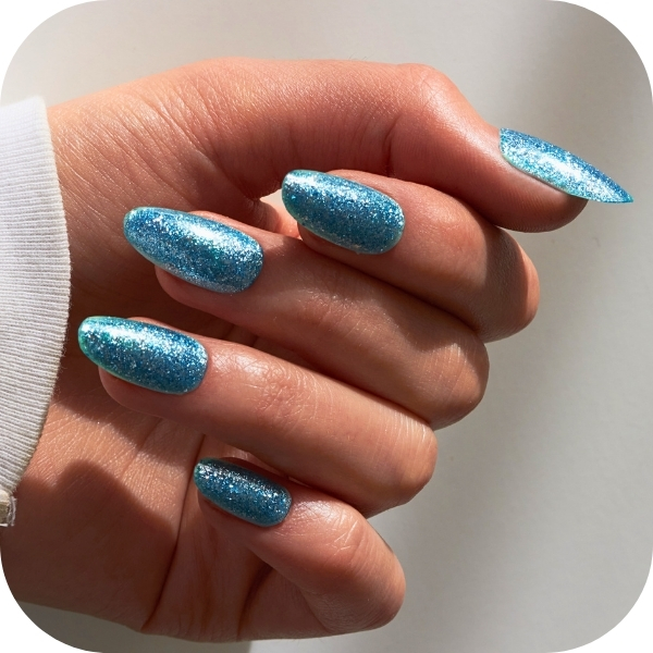 Ocean blu Nails con azzurro glitterato 