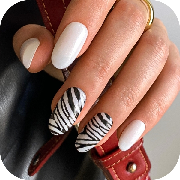 unghie estive eleganti bianche con animalier zebrato 