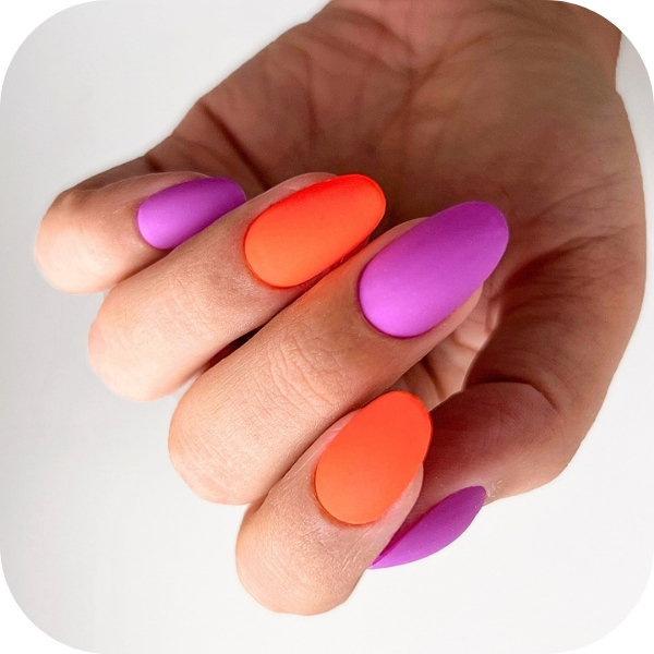 unghie opache estive colorate arancio e viola 