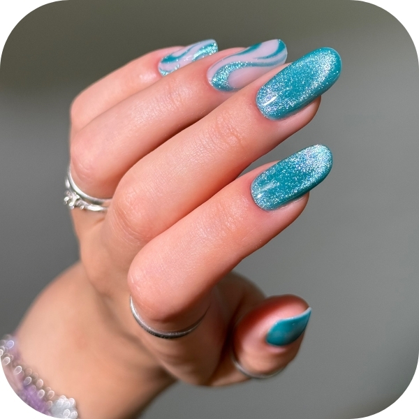 manicure cat eye elegante e semplici color azzurro