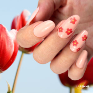 Nailart con fiori rossi