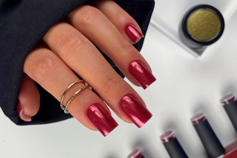 Chrome Jelly Nails: Il Look Luminoso e Chic per le Feste del 2024