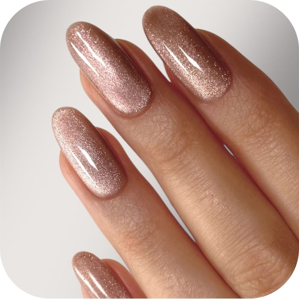 unghie effetto cat eye su base nude