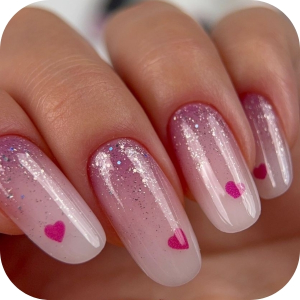 unghie con cuori rosa