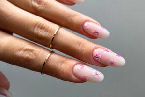 Hailey Bieber Nails con Fiorellini Trend Nail Art 2025