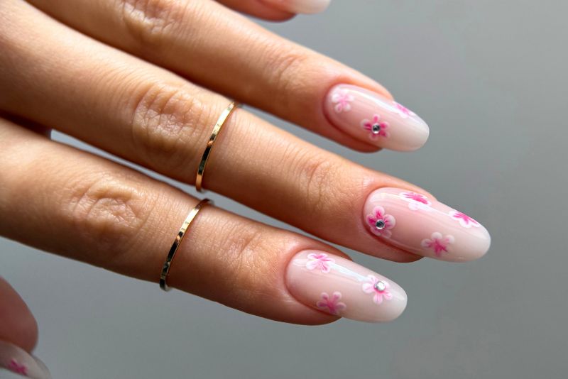 Hailey Bieber Nails con Fiorellini: Il Tutorial Passo Passo del Trend Unghie 2025
