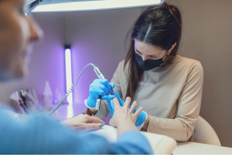 Come scegliere il tavolo manicure perfetto per te: con aspiratore o senza?