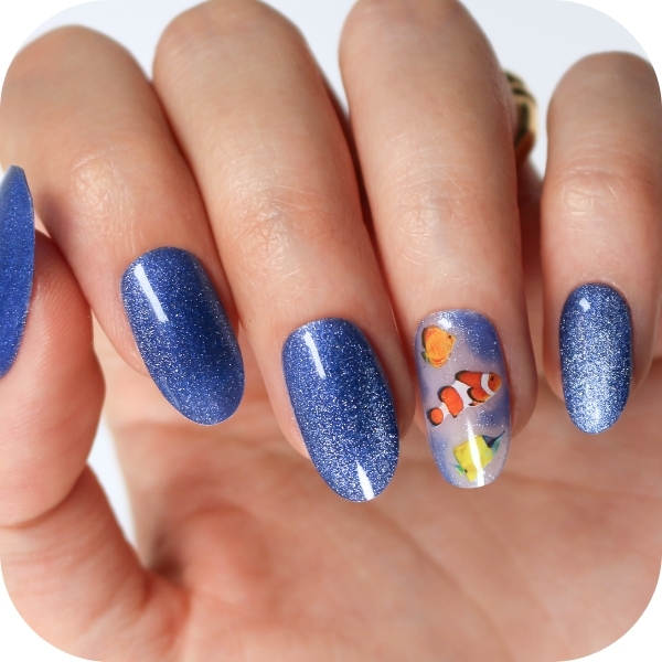 unghie con calamita blu