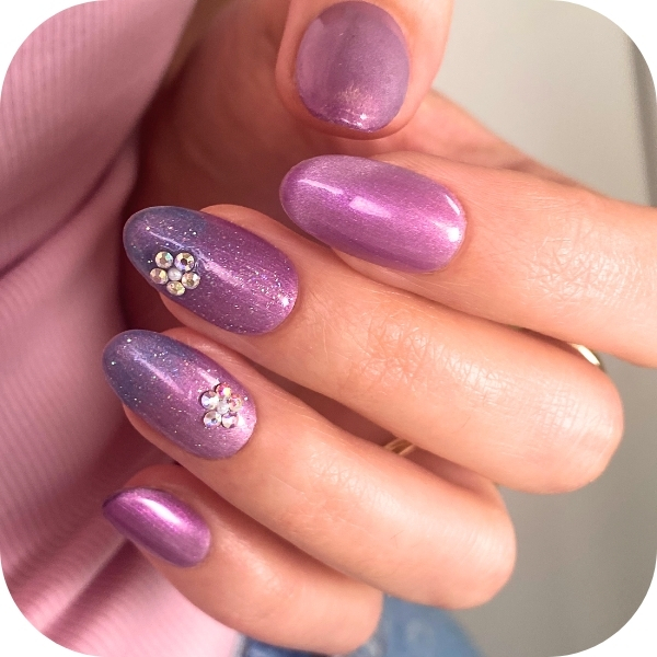 Unghie cat eye rosa sfumate con strass