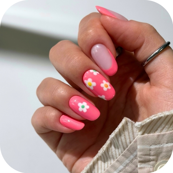 unghie primaverili rosa con fiori 
