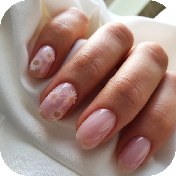 unghie primaverili corte con margherite 