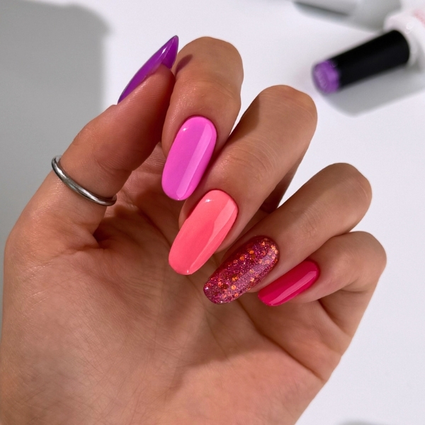unghie estive corallo e fucsia