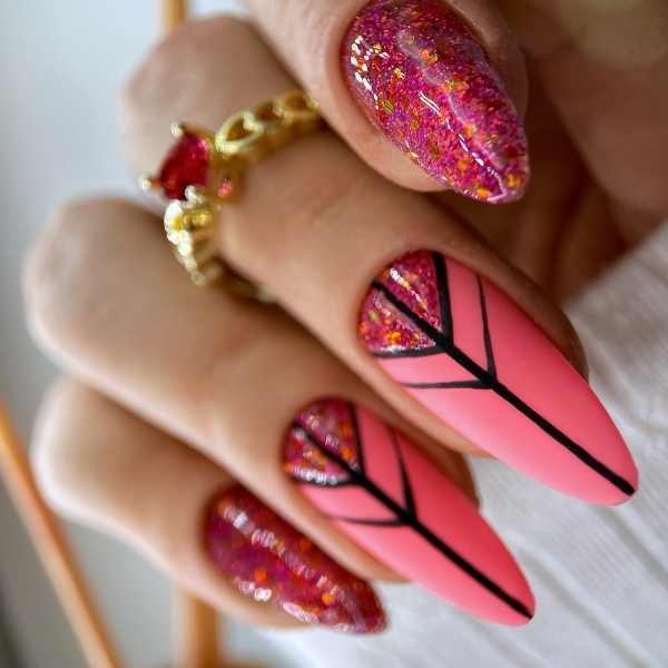 Unghie corallo decorate con glitter oro