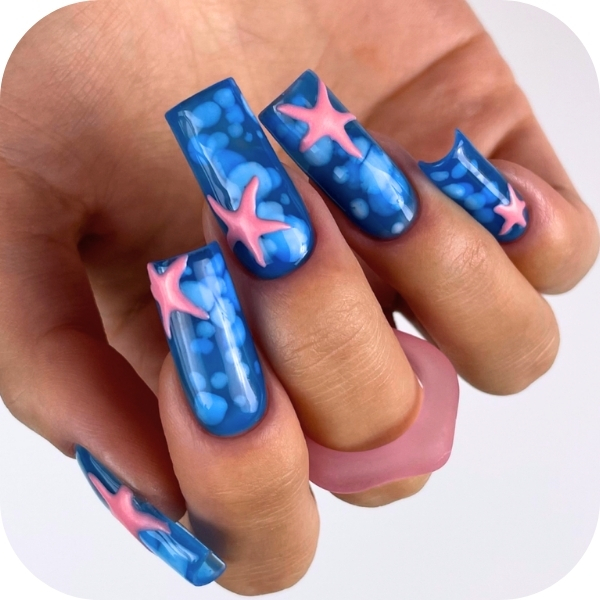 Nail art con stella marina color corallo
